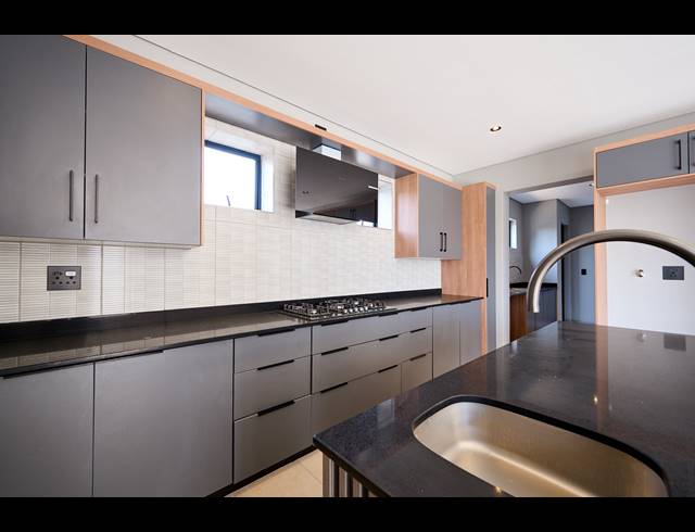 5 BEDROOM HOUSE FOR SALE IN HELDERFONTEIN ESTATE